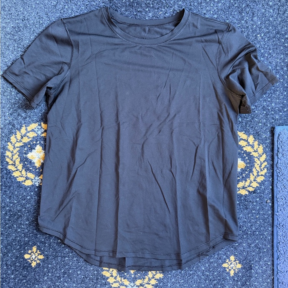 Lululemon women’s running shirt black